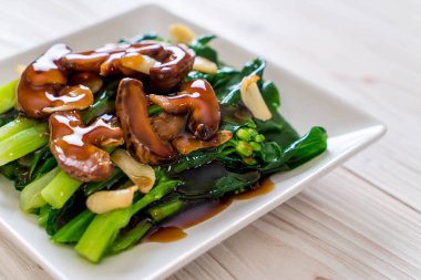 Sarımsaklı istiridye soslu kızarmış Hong Kong Kale heyecan