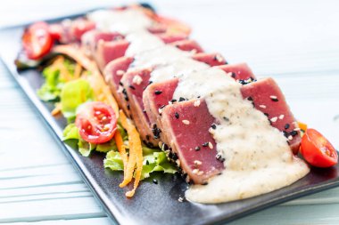 Sebze salatası ve soslu taze ton balığı. Sağlıklı yiyecek.