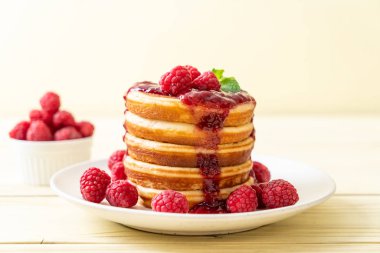 Taze ahududu ve frambuaz sos ile gözleme