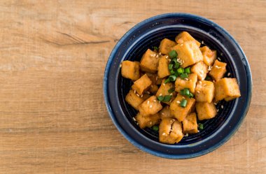 Susam - sağlıklı ve vegan gıda tarzı ile bir kase içinde kızarmış Tofu