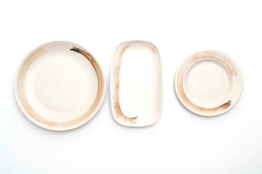 boş levha ve beyaz arka plan üzerinde izole kase