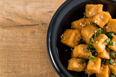 Susam - sağlıklı ve vegan gıda tarzı ile bir kase içinde kızarmış Tofu