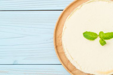 Ahşap zemin üzerine nane ile ev yapımı cheesecake