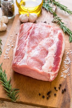 taze domuz ham filetosu ahşap tahta üzerinde