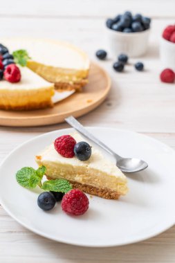 Ev yapımı cheesecake taze ahududu ve yaban mersini ile