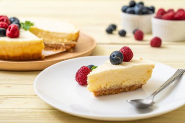 Ev yapımı cheesecake taze ahududu ve yaban mersini ile