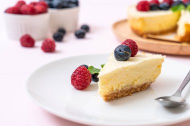 Ev yapımı cheesecake taze ahududu ve yaban mersini ile