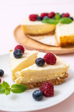 Ev yapımı cheesecake taze ahududu ve yaban mersini ile