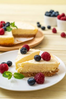 Ev yapımı cheesecake taze ahududu ve yaban mersini ile