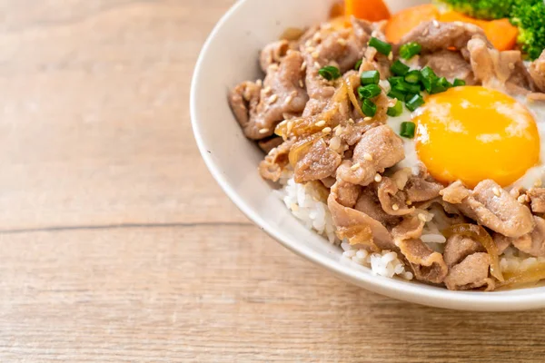 Donburi, domuz eti Pilav kasesi onsen yumurta ve sebze - Japon gıda tarzı