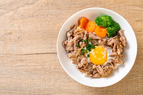 Donburi, domuz eti Pilav kasesi onsen yumurta ve sebze - Japon gıda tarzı