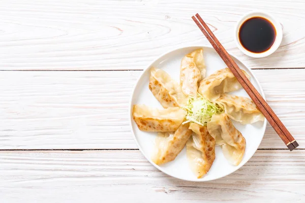 Japon gyoza 'sı ya da soya soslu hamur tatlısı.