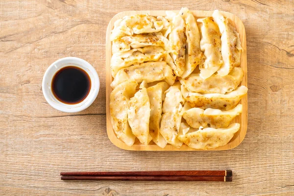 Japon gyoza 'sı ya da soya soslu hamur tatlısı.