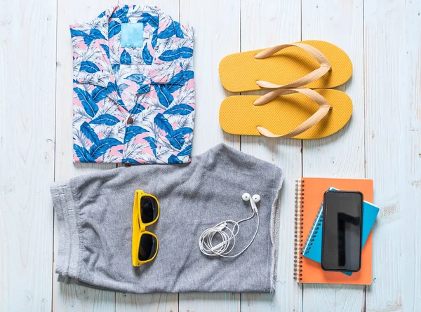 Gezgin, yaz tatili ahşap arka plan üzerinde erkek casual kıyafetler