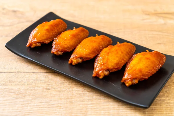 Barbekü tavuk kanadı sosu ile