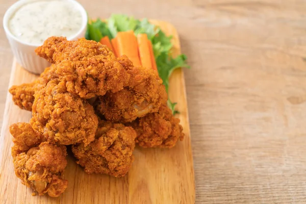 Sebzeli kızarmış tavuk kanadı.