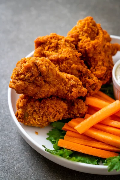 Sebzeli kızarmış tavuk kanadı.