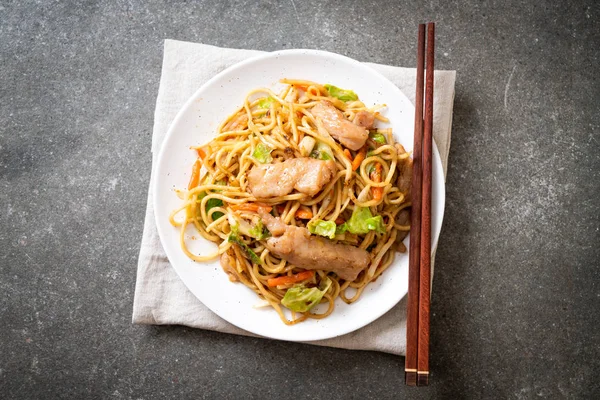 tavada kızartılmış yakisoba noodle pork - Asya gıda tarzı ile