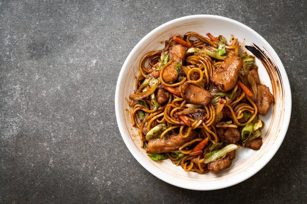 Macarrão Yakisoba Frito Com Carne Porco Estilo Comida Asiática — Fotografia de Stock