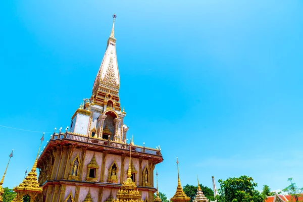 美丽的建筑在 Chaitararam 寺庙在泰国普吉岛 — 图库照片