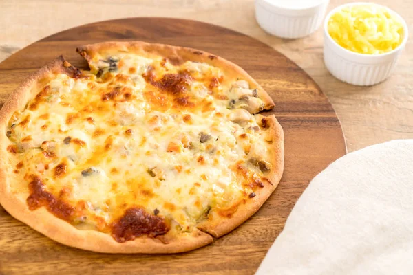 Kremalı mantarlı pizza ahşap tepsi