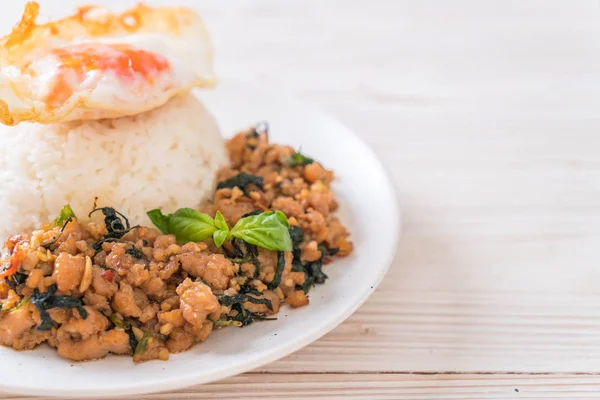 fesleğen pilav ve kızarmış yumurta - Tay geleneksel gıda tarzı ile tavada kızartılmış domuz eti