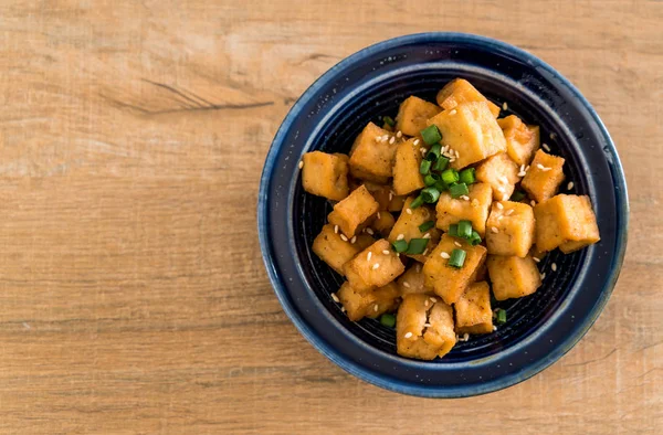 Susam - sağlıklı ve vegan gıda tarzı ile bir kase içinde kızarmış Tofu