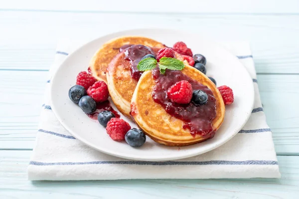 Souffle Pancake Fresh Raspberries Blueberries — Stock Photo, Image