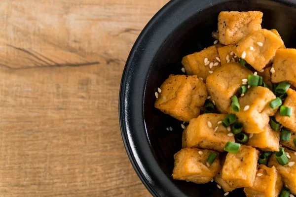 Susam - sağlıklı ve vegan gıda tarzı ile bir kase içinde kızarmış Tofu