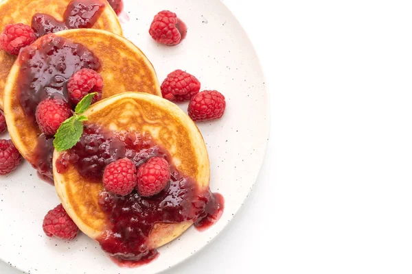 Taze ahududu ve beyaz arka plan üzerinde izole frambuaz sos ile gözleme