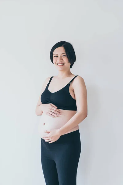 Młody Piękny Asian Kobieta Ciąży Dotykając Jej Brzuch Domu Selektywnej — Zdjęcie stockowe