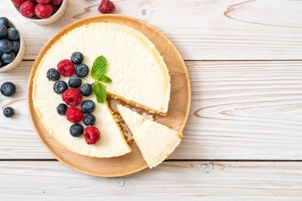 Ev yapımı cheesecake taze ahududu ve yaban mersini ile