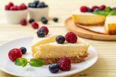 Ev yapımı cheesecake taze ahududu ve yaban mersini ile