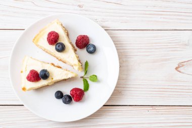 Ev yapımı cheesecake taze ahududu ve yaban mersini ile