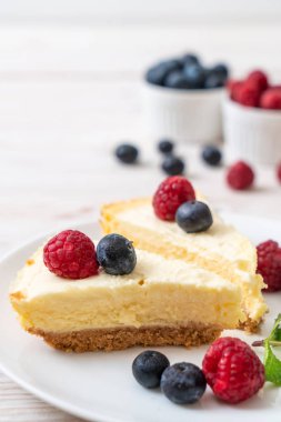 Ev yapımı cheesecake taze ahududu ve yaban mersini ile