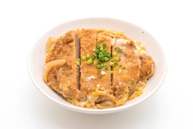 Beyaz arka plan üzerinde izole kızarmış domuz pirzola ekmek kapısı (Katsudon)