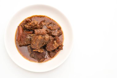 Beyaz arka plan üzerinde izole ot ile domuz eti güveç