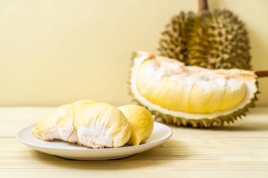 Ahşap zemin üzerinde taze Durian meyvesi