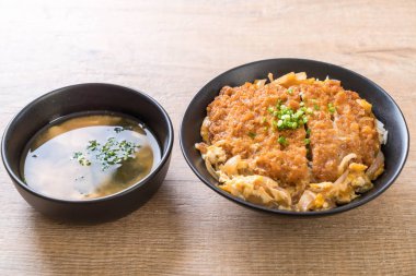 Kızarmış domuz pirzolası kasesi (Katsudon) - Japon yemek tarzı