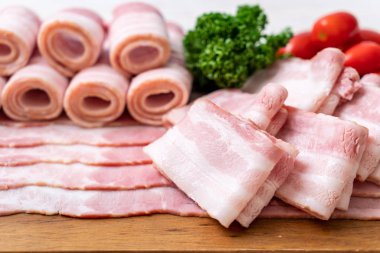 Ahşap tahta üzerinde çiğ domuz pastırma dilimlenmiş