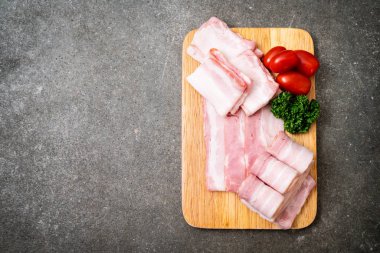 Ahşap tahta üzerinde çiğ domuz pastırma dilimlenmiş