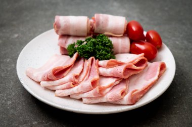 Çiğ domuz pastırma tabağa dilimlenmiş