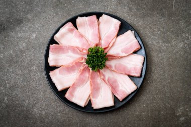 Çiğ domuz pastırma tabağa dilimlenmiş