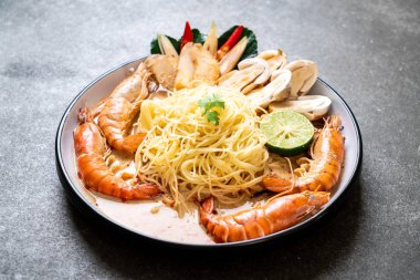 Baharatlı karides spagetti makarna (Tom Yum Goong) - İtalyan Füzyon gıda tarzı