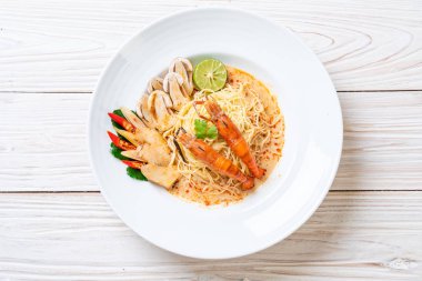 Baharatlı karides spagetti makarna (Tom Yum Goong) - İtalyan Füzyon gıda tarzı