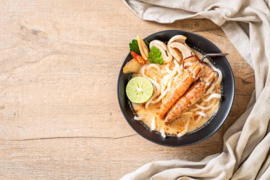 Baharatlı karides udon ramen noodle (Tom Yum Goong) - Japon füzyon gıda tarzı