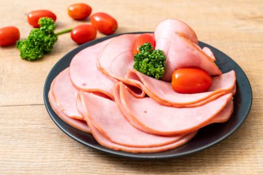 tabağa dilimlenmiş jambon füme