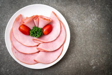 tabağa dilimlenmiş jambon füme