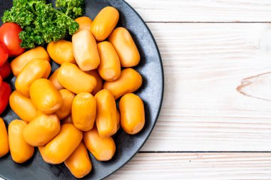 domuz eti kokteyl sosisi plaka üzerinde