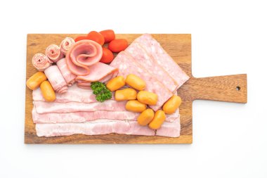 pastırma, sosis, jambon füme ve beyaz arka plan üzerinde izole Barbekü domuz pastırması